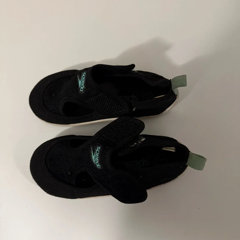 Speedo Kids Black and Teal Water Shoes Size (9-10)